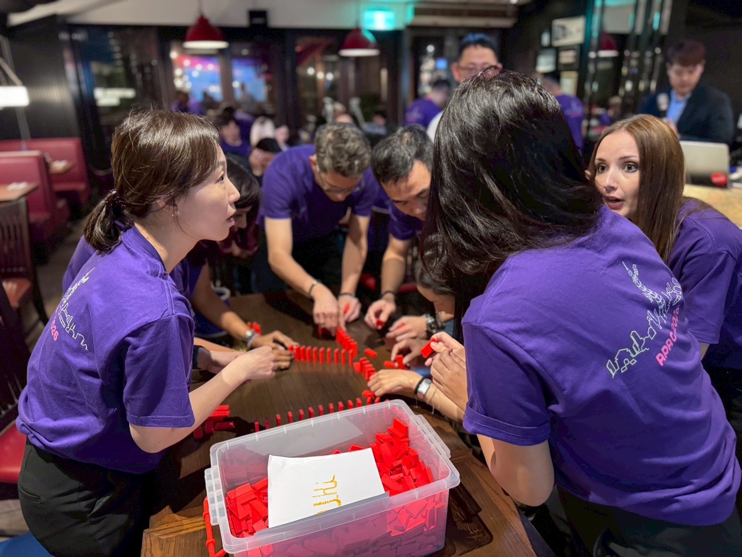 團隊建立活動案例｜2小時跨國團建，為什麼選擇骨牌Team Building？ - 職場生存密碼